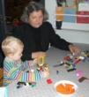Oliver og Mormor bygger med Lego.